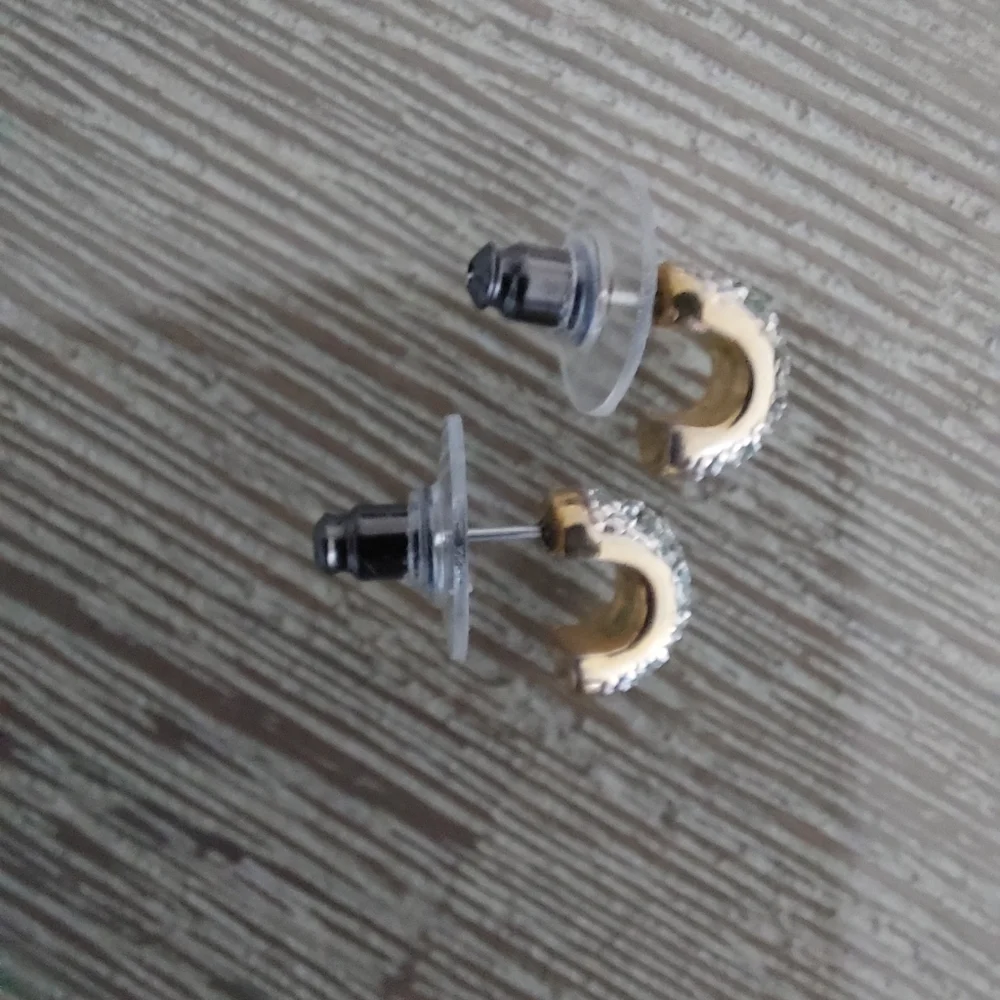 Oroton Stud Earrings Swarovski Crystal and Gold Excellent Pre-loved Condition - Picture 3 of 3